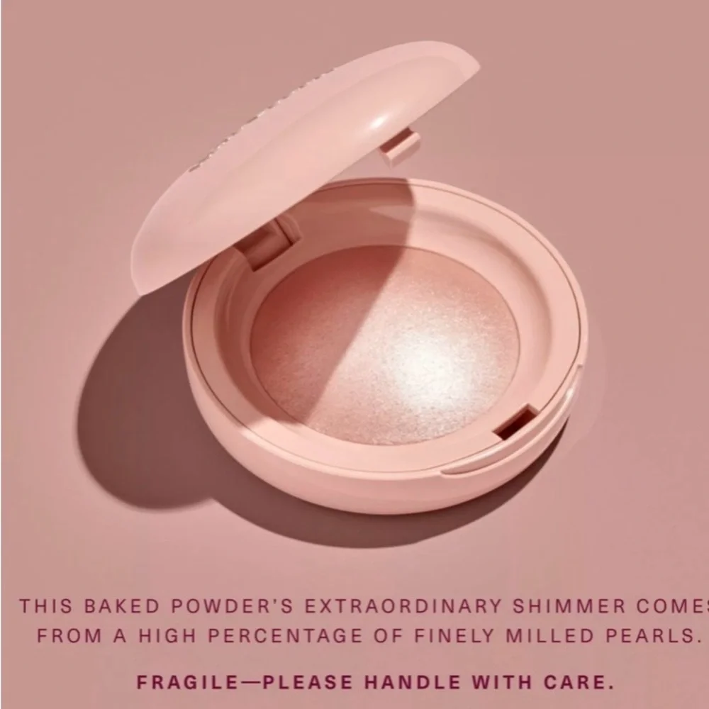 Rare Beauty FLAUNT Compact - Soft Pink and Gold
